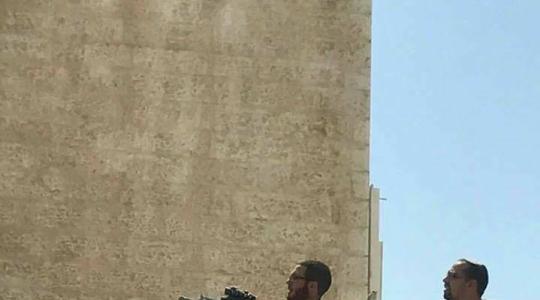 مستوطن يطلق النار تجاه المتظاهرين في باب العامود