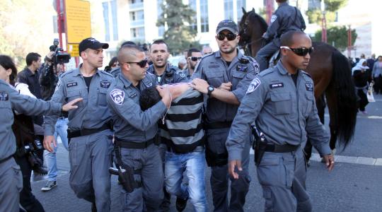شرطة الاحتلال وهي تقمع احد شبان الداخل المحتل 
