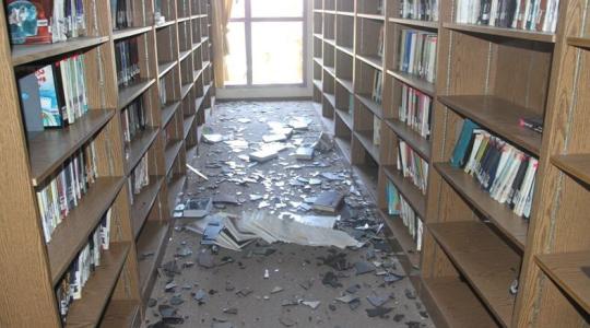 جانب من الاضرار التي اصابت مكتبة جامعة الازهر بغزة