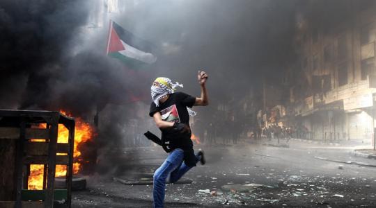 شاب فلسطيني يتصدى لإقتحامات الاحتلال