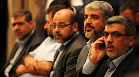 عدد من قيادات حماس يتوسطهم رئيس المكتب السياسي خالد مشعل