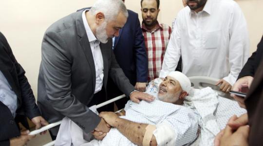 توفيق أبو نعيم خلال زيارة هنية له بعد إصابته 