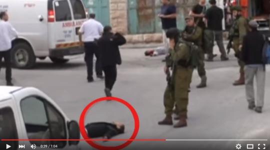 جندي إسرائيلي يطلق النار على شاب فلسطيني ملقى على الأرض