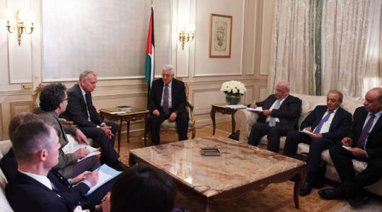 اجتماع بين الرئيس محمود عباس ووزير الخارجية الفرنسي جان مارك ايرو