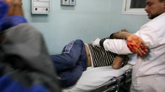من الارشيف.. طفل مصاب يتلقى العلاج