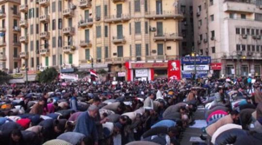 المصريون يؤدون صلاة الجمعة بميدان التحرير 