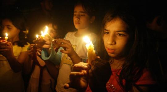 كهرباء غزة على ضوء الشمع