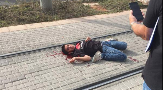 الطفل أحمد مناصرة ينزف دماً من رأسه بعد اصابته برصاص الاحتلال في القدس