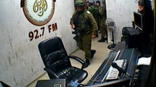 جانب من اقتحام الاحتلال لمقر إذاعة الحرية في الخليل
