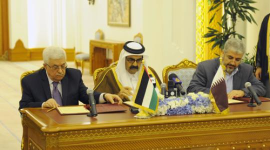 عباس ومشعل خلال توقيع إعلان الدوحة