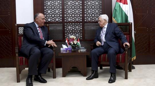 الرئيس عباس على يمينه وزير الخارجية المصري 
