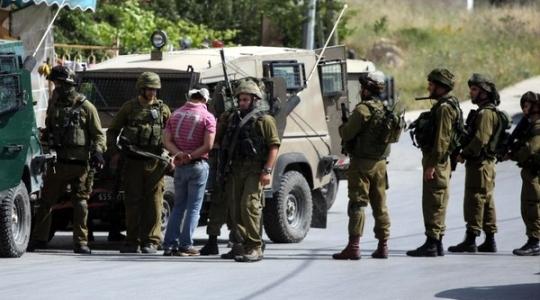 قوات الاحتلال تعتقل ثلاثة مواطنين من الضفة