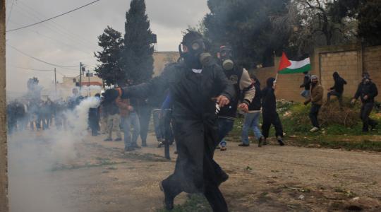 مواطنون يلقون قنابل الغاز على قوات الاحتلال بمسيرة كفر قدوم الأسبوعية- أرشيف