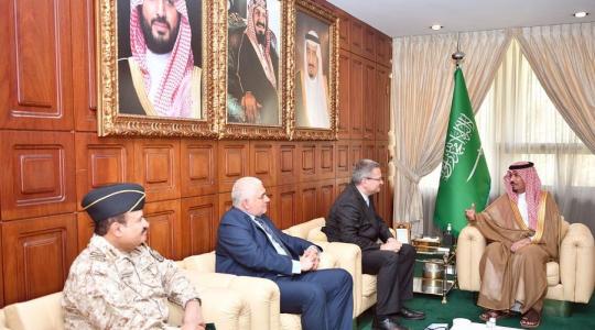 السفير عبدالله الأغا خلال زيارته للأمير خالد بن عبدالعزيز