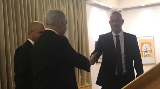 نتنياهو وغانتس يتصافحان في منزل رئيس الكيان الاسرائيلي رؤوفين ريفلين