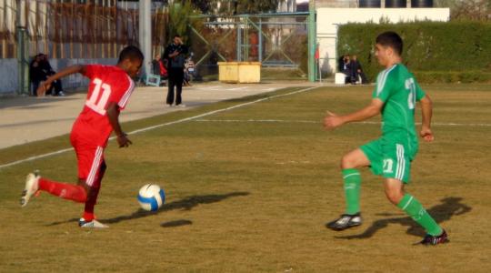 مباراة كرة قدم في دوري قطاع غزة