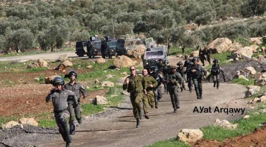 جنود الاحتلال يركضون خلف شاب لاعتقاله 