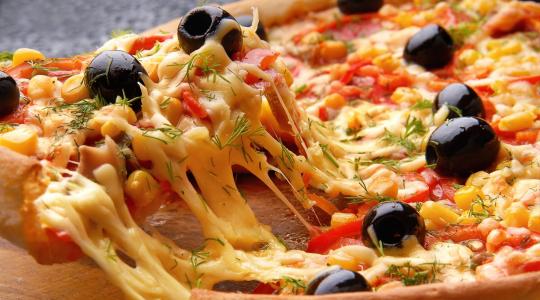 أقوى طريقة عمل البيتزا مثل المطاعم وخطوات عمل الصلصة