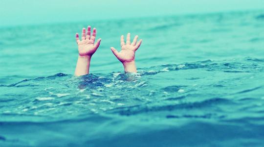 وفاة طفل غرقًا أثناء السباحة في بحر غزة