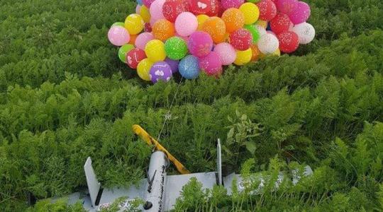 بالونات تحمل مجسماً لطائرة