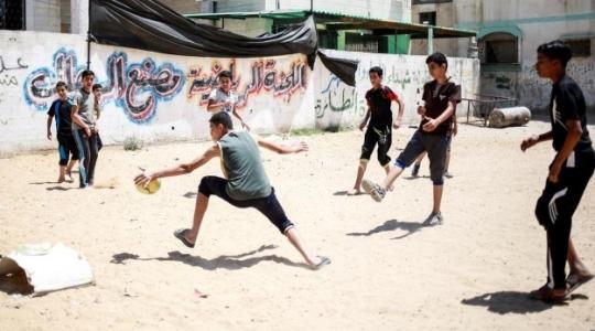 اطفال يلعبون في شوارع غزة