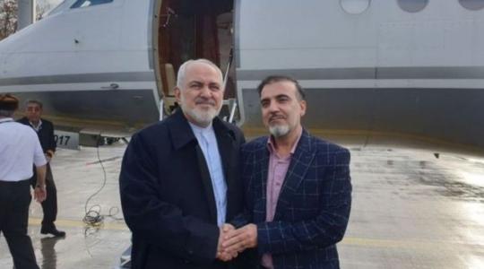 السجين الإيراني بعد الإفراج عنه بصحبة وزير خارجية إيران جواد ظريف.