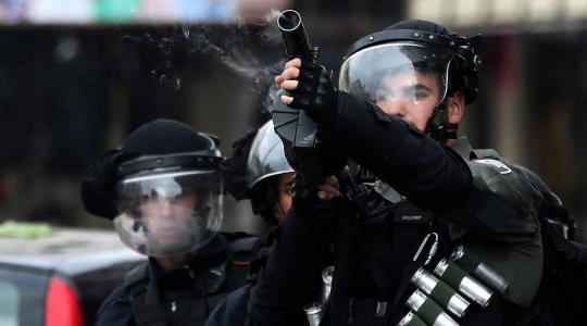 جندي إسرائيلي يقمع شبان فلسطينيين (ارشيف)