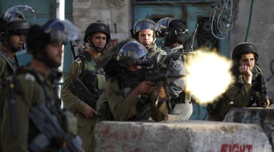 جندي اسرائيلي يطلق النار تجاه أطفال فلسطين