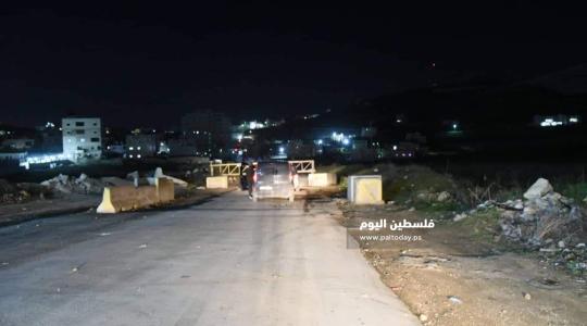 الاحتلال يغلق مدخل مخيم الفوار جنوب الخليل بالبوابات الحديدية (4)
