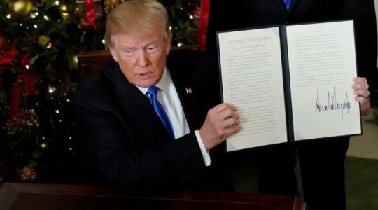 الرئيس الأمريكي دونالد ترامب عقب توقيعه على قرار القدس عاصمة مزعومة لاسرائيل