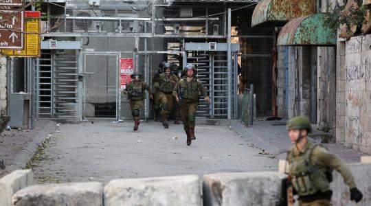 جنود الاحتلال على حاجز اسرائيلي