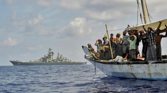 قراصنة يحتجزون 13 شخصًا من أفراد ناقلة نفط في خليج غينيا
