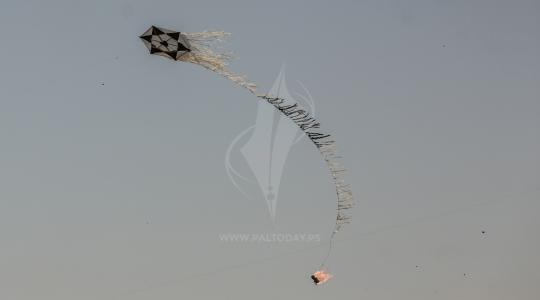  طائرات ورقية مذيلة بزجاجات حارقة شرق غزة ‫(43844098)‬ ‫‬