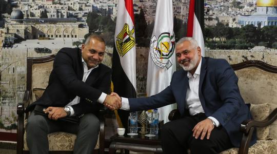 مسؤول الملف الفلسطيني في المخابرات المصرية اللواء سامح نبيل مع رئيس المكتب السياسي لحماس اسماعيل هنية
