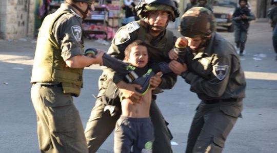 قوات الاحتلال تعتقل طفل فلسطيني (ارشيف)