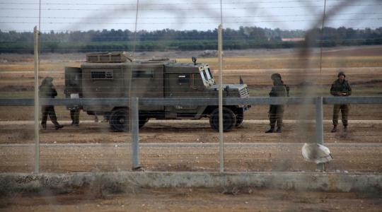 جنود الاحتلال بقرب السياج الفاصل مع غزة