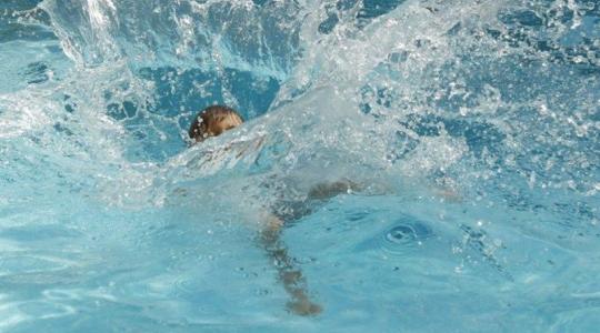 غرق طفل في بركة سباحة