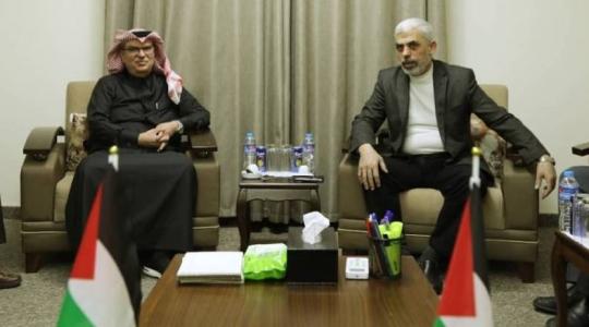 يحيى السنوار رئيس حركة حماس في قطاع غزة يلتقي السفير القطري محمد العمادي.JPG