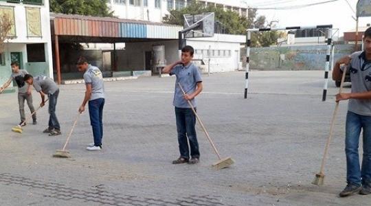 طلبة المدارس ينظفون مدارسهم بايديهم 
