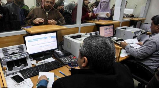 موظفو غزة يطالبون بشملهم ضمن القسائم الشرائية