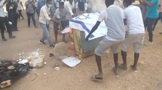 سودانيون يحرقون علم إسرائيل