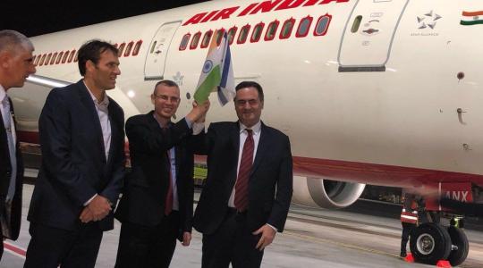 وزير إسرائيلي يحتفون بهبوط الطائرة