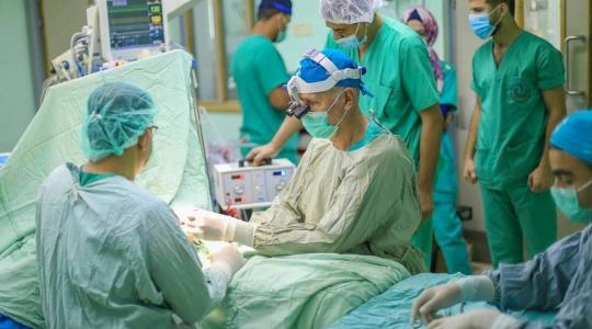 جراح ألماني يصل غزة لإجراء 14 عملية جراحية