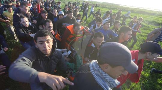 متظاهرون سلميون يشاركون في مسيرة العودة قرب السياج الفاصل شرق مدينة غزة