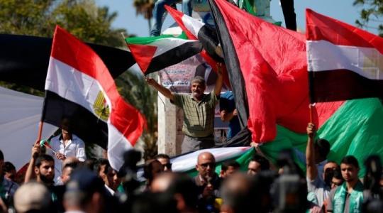 العلمان المصري والفلسطيني يرفرفان في غزة