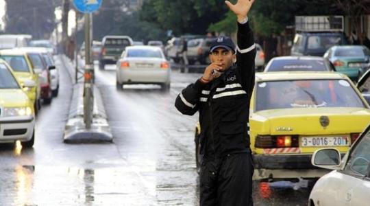 شرطي مرور بغزة ينظم حركة السير