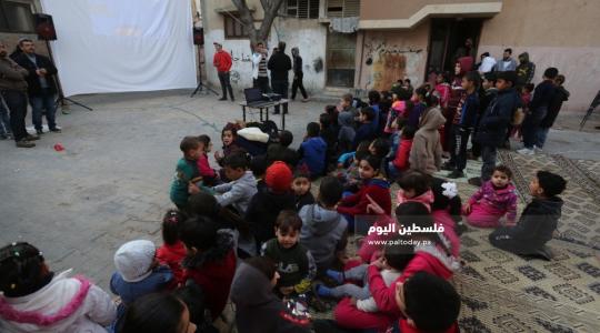 شاشة "سينما المخيم" تدخل الزقاق لترفيه الأطفال