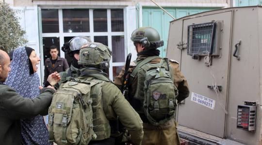 قوات الاحتلال تعتقل طفل في الخليل