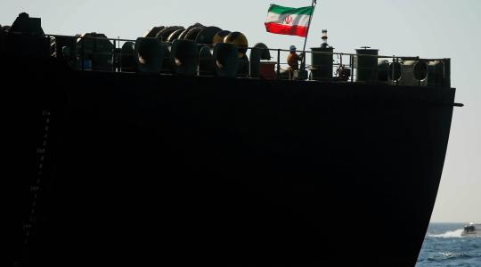 إيران تنجح في تطهير بقع نفطية بالقرب من منصات سعودية