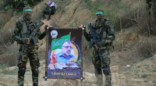 عناصر من القسام يحملون صورة للشيخ حسن يوسف.JPG